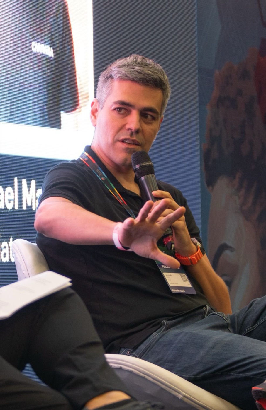 Juliano Dutra falando ao microfone